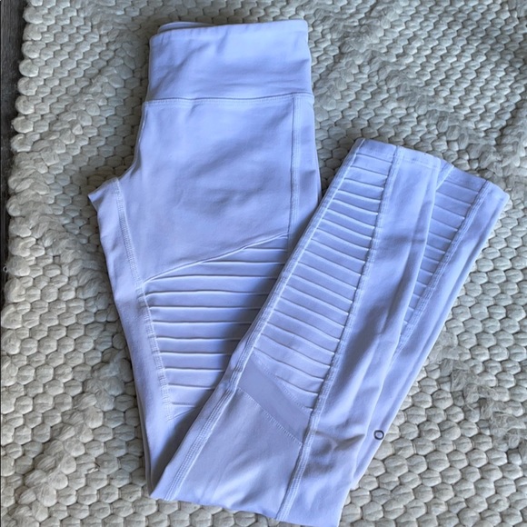 ALO Yoga Pants - Aloe Moto legging